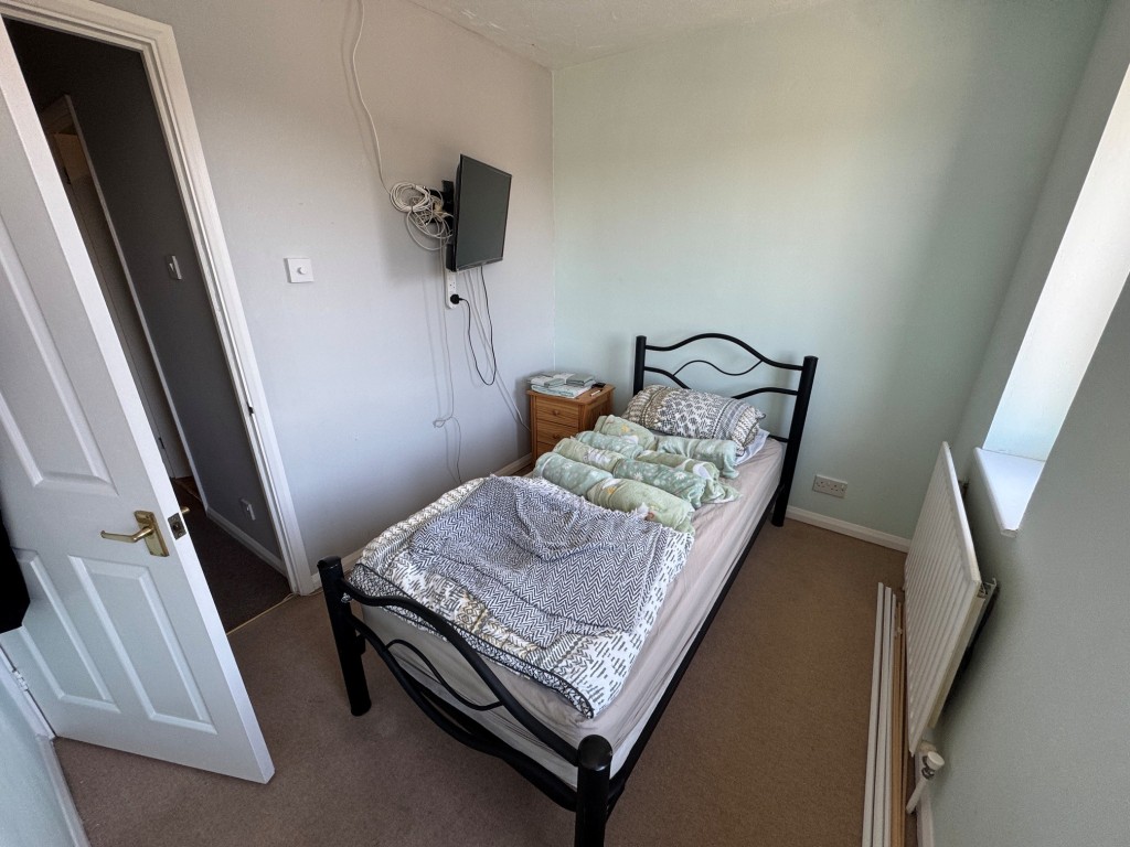 Lot: 113 - FREEHOLD MODERN TWO-BEDROOM HOUSE FOR INVESTMENT - Bedroom 2